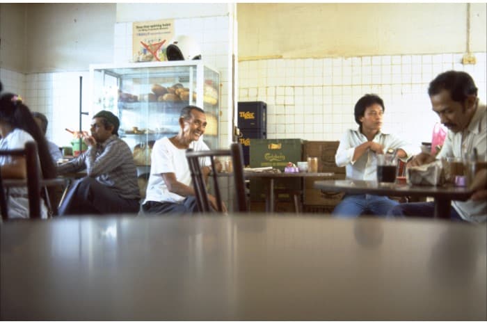 <strong>Coffee shop at Geylang Serai, c. 1985&nbsp;</strong><br>
<em>Ministry of Information and the Arts Collection, courtesy of National Archives of Singapore<br>
</em>