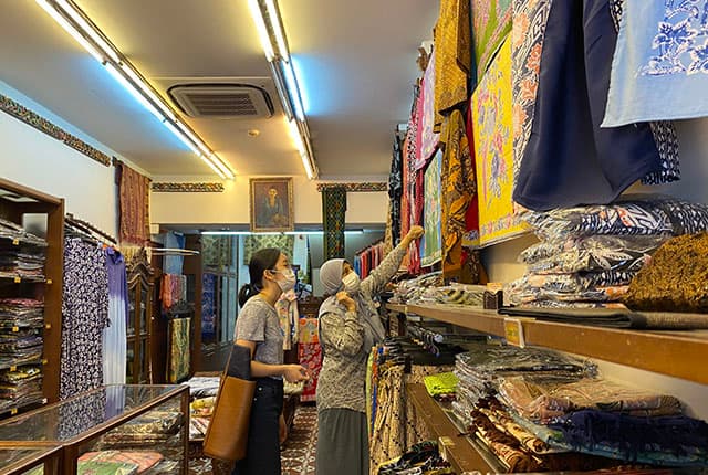 Volunteer Customers 1 at Basharahil Bros Batik