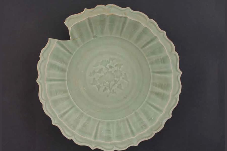 <strong><a href="/stories-landing/stories/the-singapore-story-through-60-objects/networks-through-time/celadon-dish/story"><strong>Celadon dish, Longquan kilns, China, Yuan Dynasty, 14th century.</strong><br>
</a>
Collection of the National Museum of Singapore.</strong>