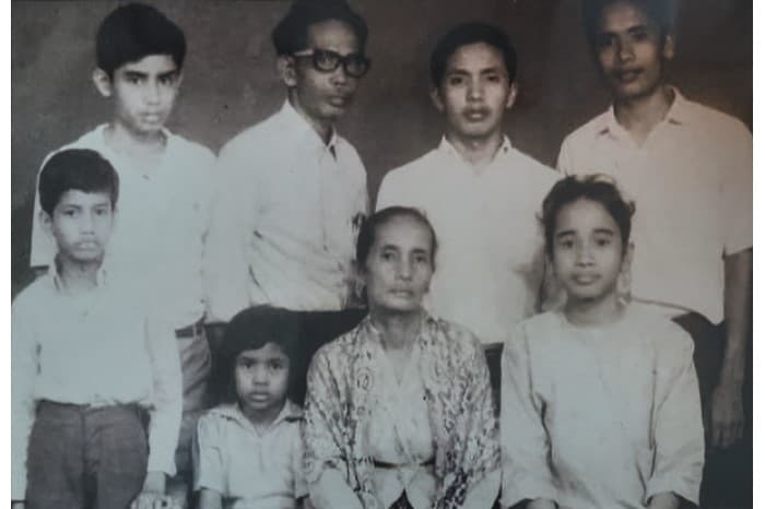 Sabar Menanti餐馆创始人罗斯玛（Rosemah Mailu，坐者中）及其家人，照片摄于1966年。
