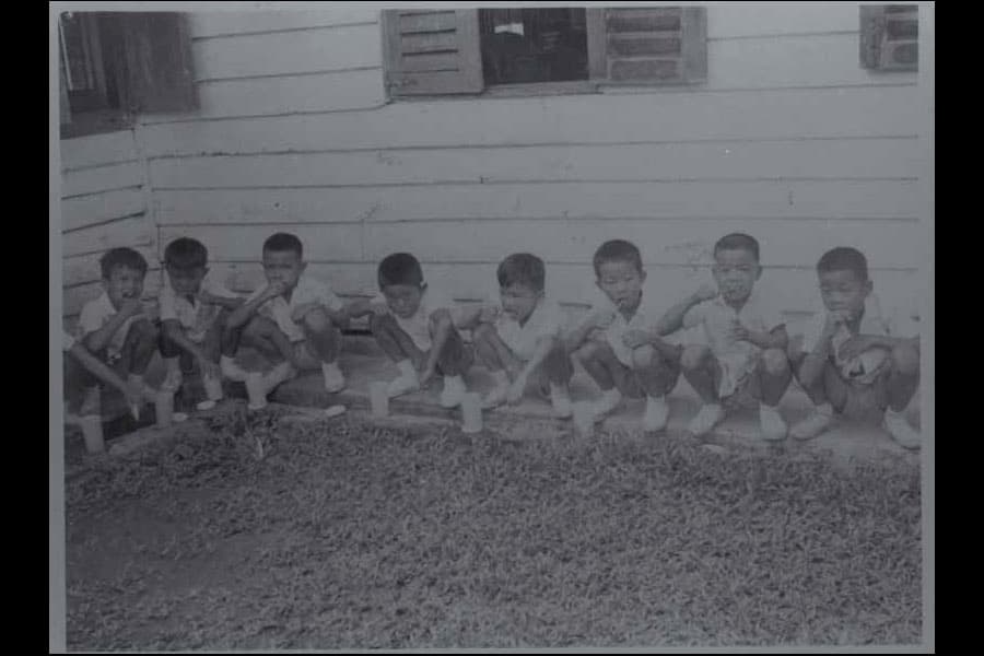 <p style="text-align: justify;"><strong>Students of Lee Teck Public School at Ulu Sembawang brushing their teeth by the drain as part of Singapore&rsquo;s dental health campaign in the 1970s.</strong><br>
Ho Chin Geok Collection<br>
Courtesy of <a rel="noopener noreferrer" href="https://www.nas.gov.sg/archivesonline/" target="_blank">National Archives of Singapore</a>