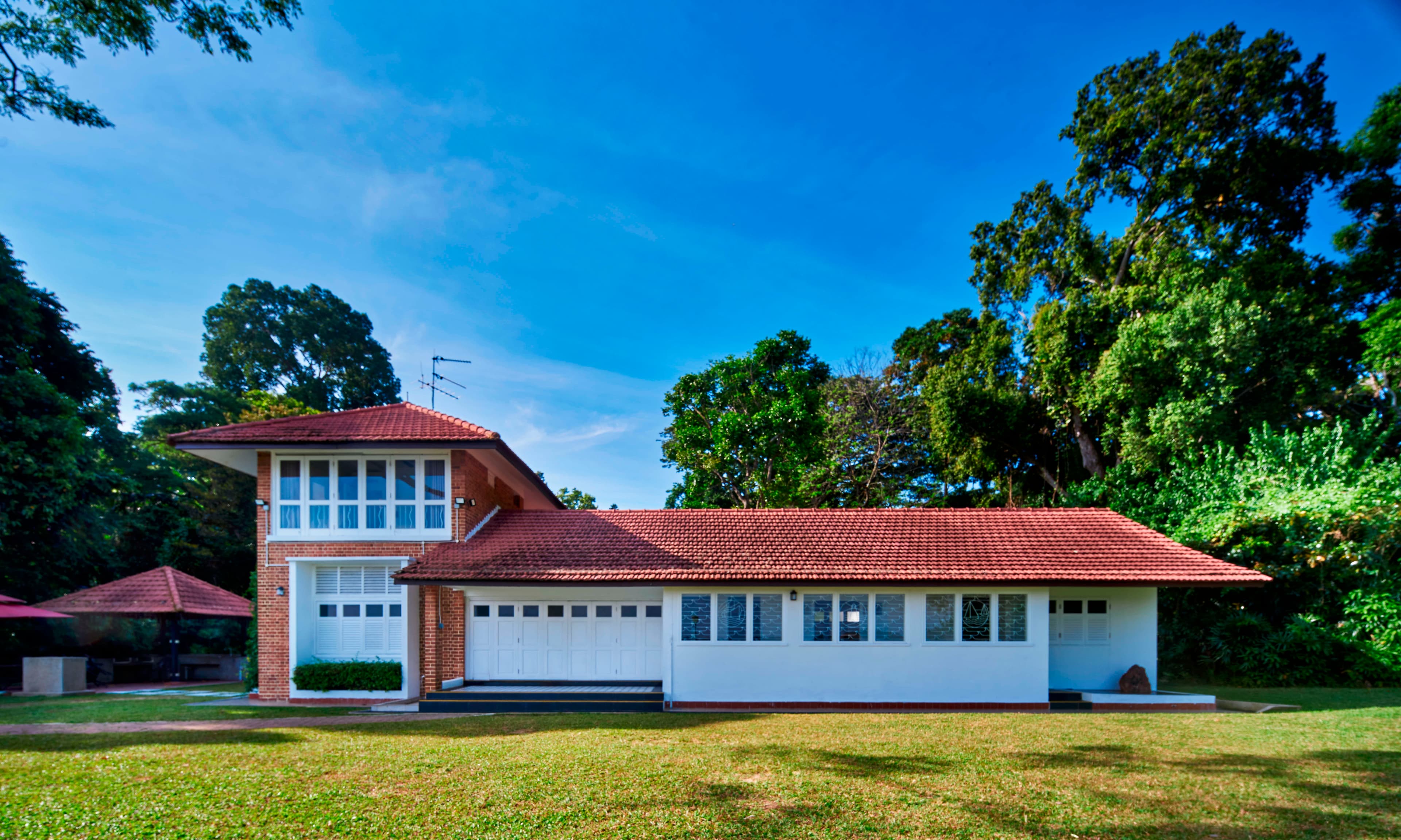 Built in 1950, Changi Cottage is well-known as the location where Singapore’s founding Prime Minister Lee Kuan Yew recuperated and worked after the tumult of Singapore’s independence in 1965. The Cottage is now part of the CSC@Changi resort and can be rented by the public.