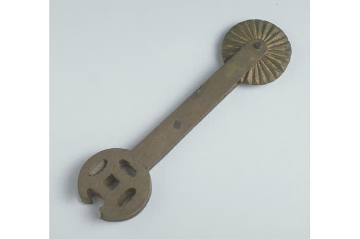 <strong><em>Kueh</em> pincher</strong><br>
Mid-20th century<br>
Brass<br>
Collection of the National Museum of Singapore