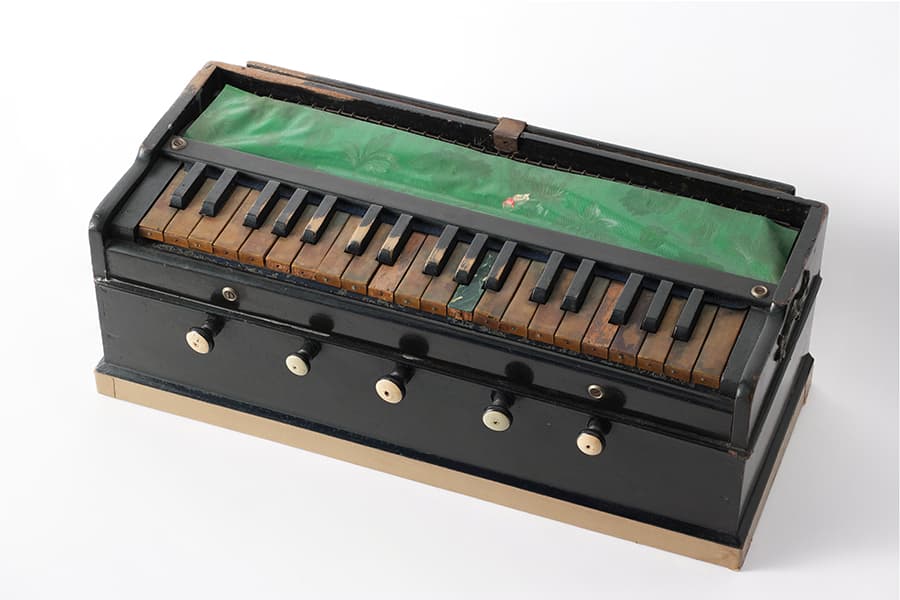 <a href="/assets/ecc7358f-ecb7-4fd1-abc6-56c3dd87bcc8/7-p0020.jpg"><strong>A harmonium from the collection of Pandit Ramalingam</strong></a><br>
1940s&ndash;2000s, Singapore<br>
Wood<br>
<em>Collection of the Family of Pandit Ramalingam</em>