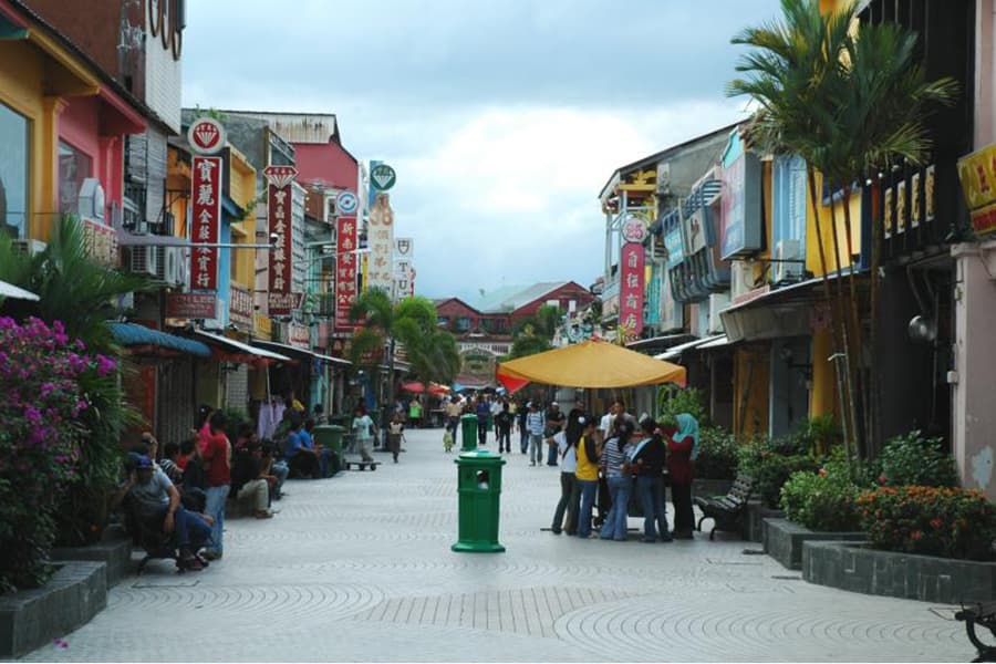 <a href="/assets/b99928df-f166-4348-8d3a-3f0eeeb4b980/14-sarawak.jpg"><strong>Jalan India, Kuching, Sarawak, Malaysia</strong></a><br>
<em>Courtesy of WT-en Jpatokal via Wikimedia Commons</em>