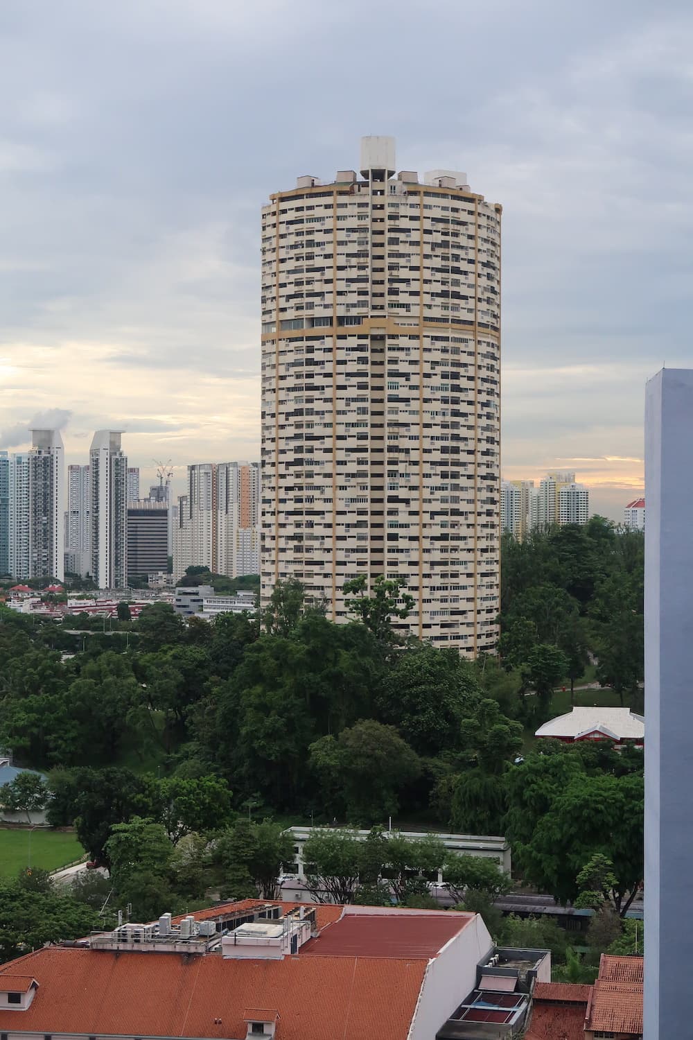 Once known as the tallest apartment building in the entire Southeast Asia, the former Pearl Bank Apartments used to house almost 2,000 residents.