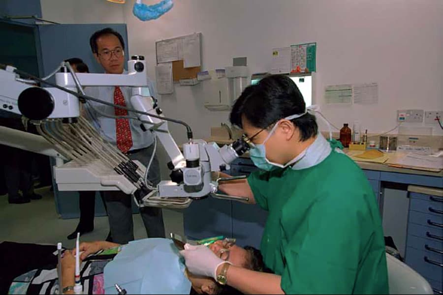 <p style="text-align: justify;"><strong>Then Minister for the Environment, Mr Yeo Cheow Tong, at the official opening of the National Dental Centre in 1998.
</strong><br>
Ministry of Information and The Arts Collection
Courtesy of <a rel="noopener noreferrer" href="https://www.nas.gov.sg/archivesonline/" target="_blank">National Archives of Singapore</a>