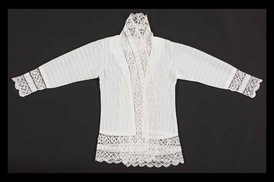 <strong><a href="/stories-landing/stories/the-singapore-story-through-60-objects/community-and-faith/kebaya/story"><strong>Kebaya, Straits Settlements and Indonesian Archipelago, late 19th&ndash;early 20th century.</strong><br>
Collection of the Peranakan Museum, gift of Mr and Mrs Lee Kip Lee.</a></strong>