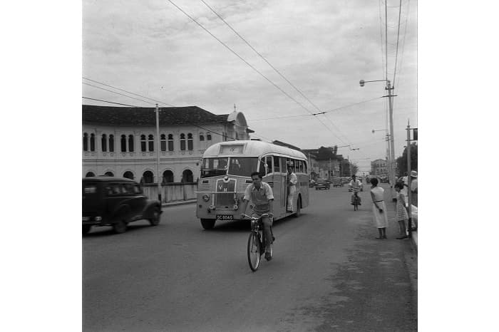 <strong>Ponggol Bus Service Vulcan Bus Passing by Saint Joseph&rsquo;s Institution (Then) at Bras Basah Road on Strike Service</strong><br>
February 1956<br>
F. W. York Collection<br>
Courtesy of National Archives of Singapore