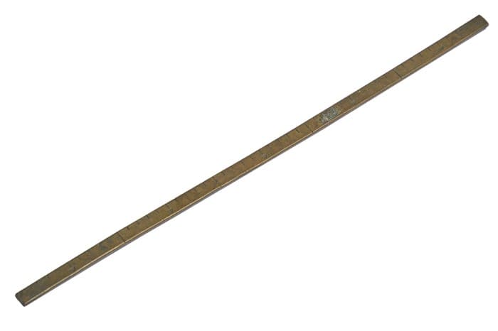<span>Pembaris ini, yang digunakan oleh Tin Sin pada masa lalu, mengukur dalam inci tradisional Cina, yang berbeza daripada standard British.</span>