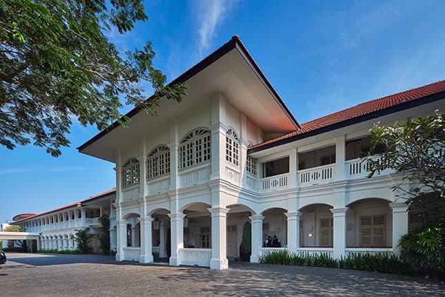 From the late 19th century to the 1960s, accommodations for officers of the British military stood on this site, including four colonial bungalows that are today merged into a hotel development. Blocks 48 and 49 served as a mess and quarters for officers up to the rank of captain, while the manor-like blocks 50 and 51 were reserved for more senior officers.