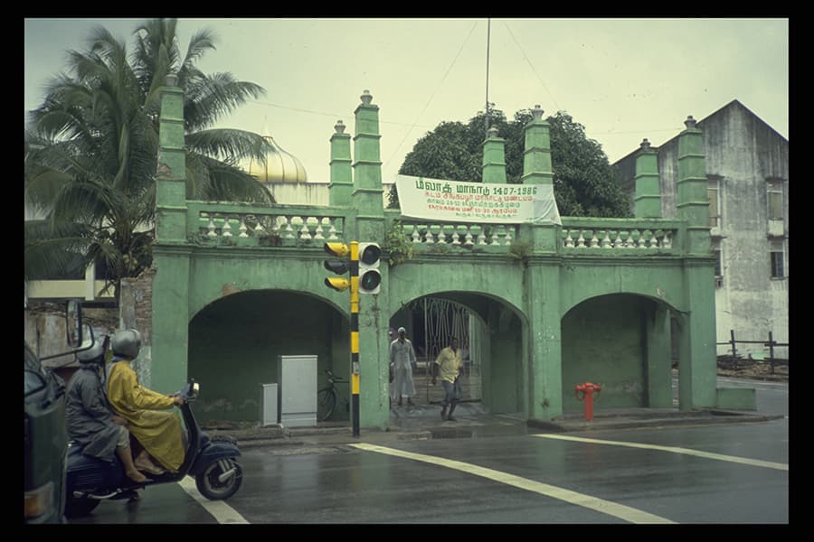 <a href="/assets/c4ee0a07-3001-43c8-87ba-5bd7f9243f68/1-angullia-mosque.jpg"><strong>The Angullia Mosque at 265 Serangoon Road</strong></a><br>
1989<br>
<em>From the Ronni Pinsler Collection, Courtesy of National Archives of Singapore</em>