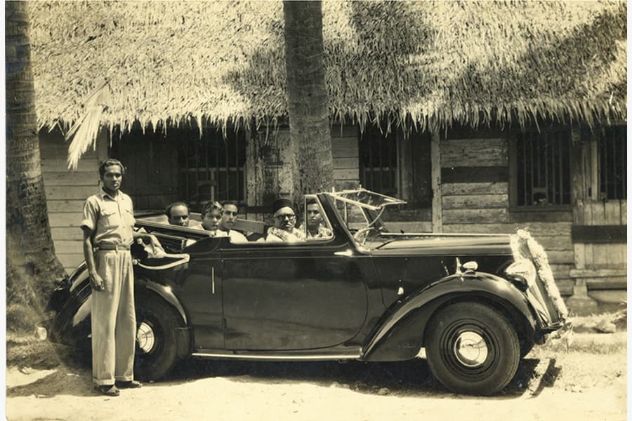 <strong>B Govindasamy Chettiar in his car with son-in-law SL Perumal and relatives outside his <em>kottai</em>  (shed)
</strong><br>
1939-1940, Singapore<br>
<em>Collection of the Families of B</em><br>
<em>Govindasamy Chettiar and SL Perumal</em>
<p></p>