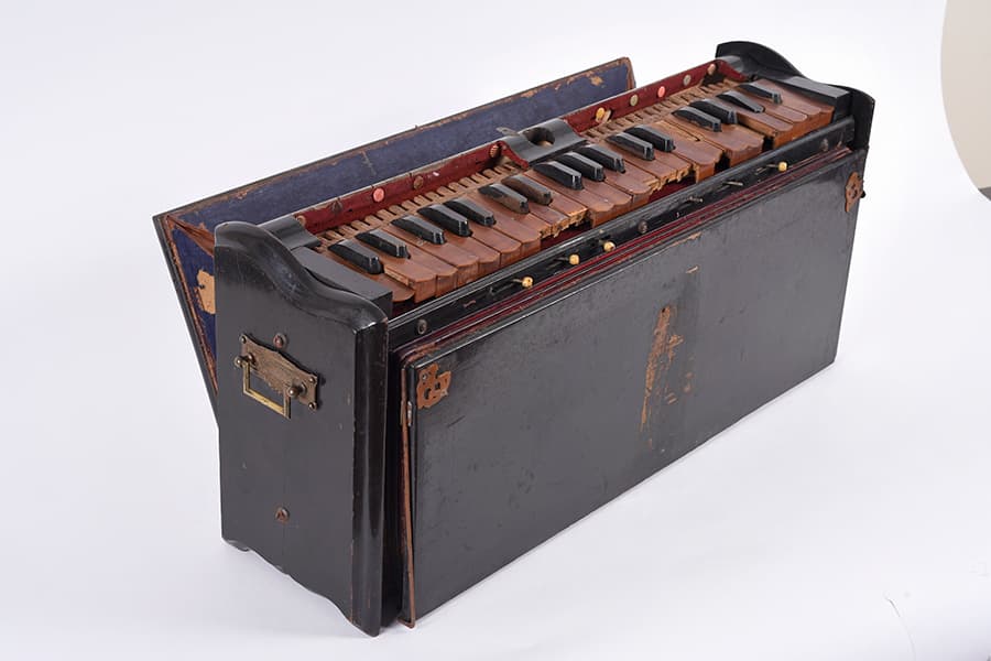 <a href="/assets/eaf84721-0c2e-4942-a924-de50e276745e/10-dsc9657n.jpg"><strong>A harmonium from the collection of Dr. Mangal Chotta Singh</strong></a><br>
1927, Singapore<br>
Wood<br>
<em>Collection of Mr Brij Mohan Singh</em>
