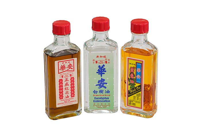 <span>Produk ini adalah sebahagian daripada siri ubat tradisional Chop Wah On, yang masih dijual hari ini. Dari kiri ke kanan: <em>Red Flower Oil </em>(&lsquo;Minyak Bunga Merah&rsquo;), <em>Eucalyptus Embrocation </em>(&lsquo;Minyak Sapu Kayu Putih&rsquo;) and <em>Nutmeg Embrocation </em>(&lsquo;Minyak Sapu Buah Pala&rsquo;).</span>