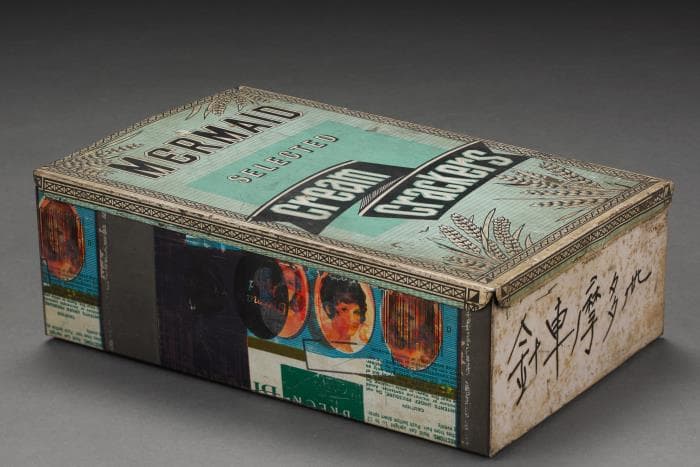 <strong> <a href="https://www.roots.gov.sg/Collection-Landing/listing/1419927">Mermaid cream crackers tin</a> </strong><br>
2018-00664 <br>
1970s<br>
Collection of National Museum of Singapore, National Heritage Board