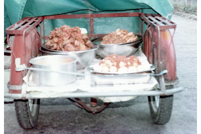 这是1980年代用的推车，餐馆老板在附近巴梭拉街的家中煮好仁当等菜肴后，用推车运到店里。