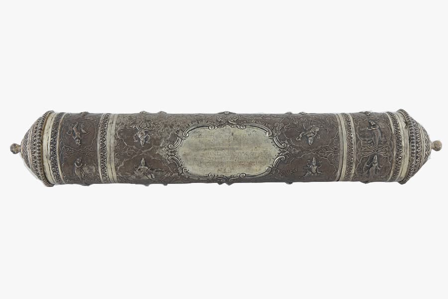 <strong><a href="/assets/18f1de28-c28d-4b66-8065-3cc662f7ce48/2-sk-5ab015.jpg"><strong>A scroll with scroll holder bearing the inscription &ldquo;Presented by TAC Pasha of Madras as a Token of Friendship to B Govindasamy Esq JP on the occasion of Tea Party Given in his honour</strong><strong> at the Adelphi Hotel.&rdquo;</strong></a></strong><br>
28 July 1930, Singaproe<br>
Silver<br>
<em>Collection of the Families of B Govindasamy Chettiar and SL Perumal</em>