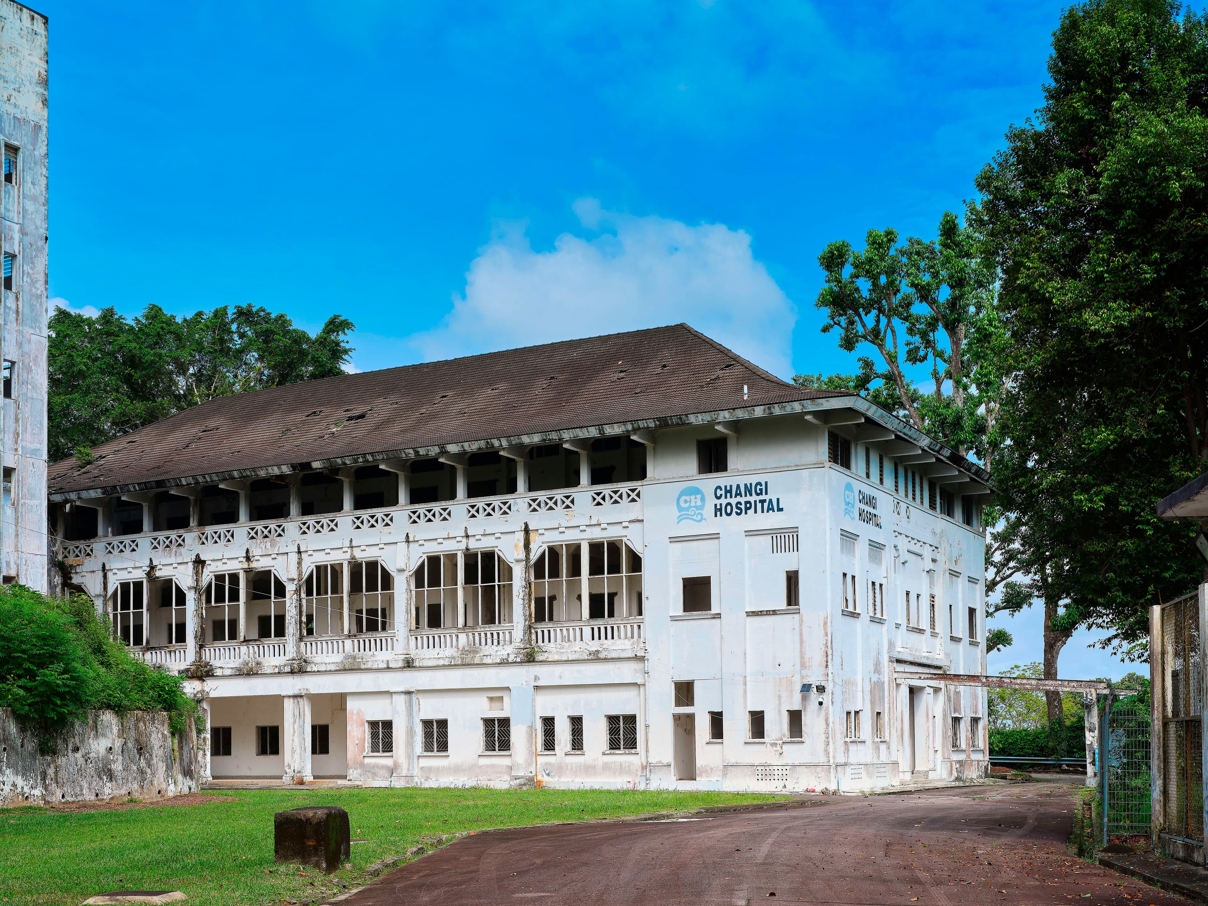 Located on the top of the hill, former Changi Hospital was completed in 1962 and served residents until 1997 when Changi Hospital was merged with Toa Payoh Hospital and relocated to Simei.