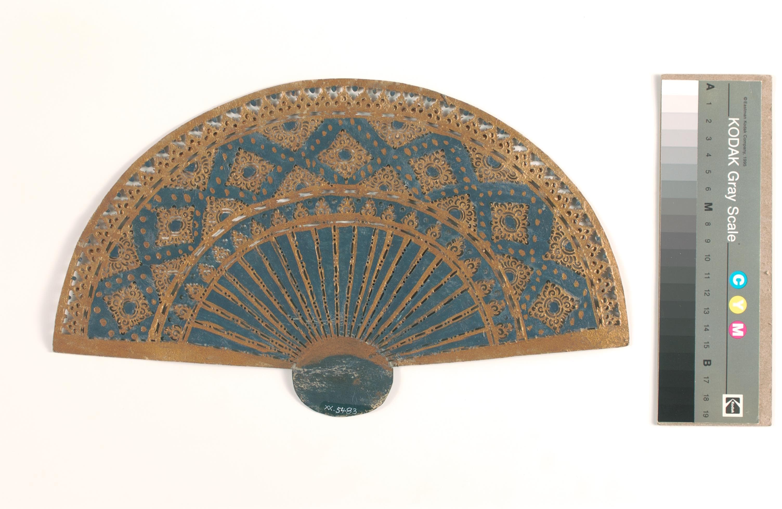 <strong>Shadow puppet, fan</strong><br>
<br>
XXXX-05483<br>
Collection of the National Museum of Singapore, National Heritage Board.