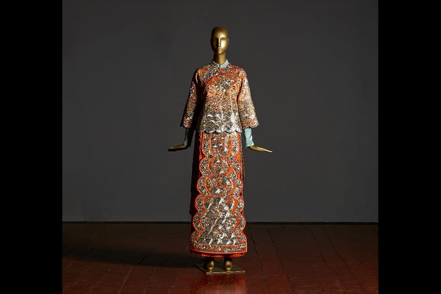 <strong><a href="/assets/5b90b32a-5bb4-45a3-a46b-53145862d645/lotus-and-goldfish-bridal-top-and-skirt-2.jpg" target="_blank">莲生贵子褂、鱼水和谐裙<br>
(Lotus and goldfish bridal top and skirt)</a></strong>
