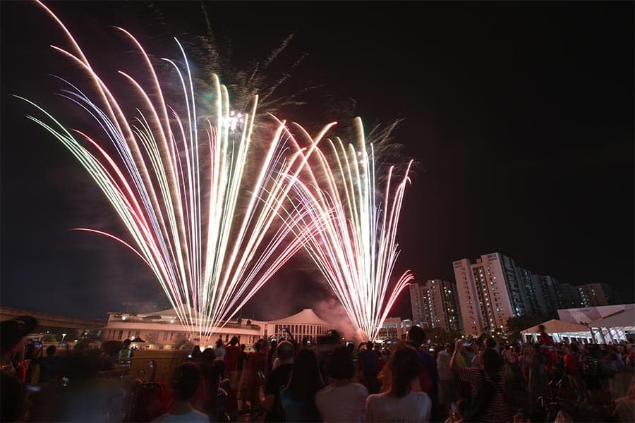 <strong>Photograph of fireworks at Punggol on National Day in 2019, in celebration of the bicentennial of the founding of modern Singapore<br>
</strong>9 August 2019<br>
Courtesy of The Straits Times, Singapore Press Holdings