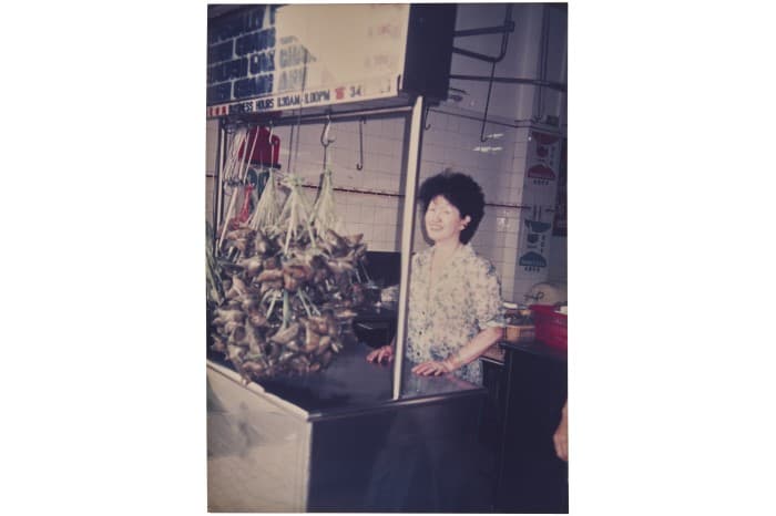 <span id="docs-internal-guid-7fbf091f-7fff-2baa-4253-a9ac6529607c" style="color: #000000; color: #000000;">Gambar yang diambil pada tahun 1978 ini menunjukkan pengasas Lee Kim Choo mengendalikan kaunter dengan pelbagai jenis ladu di 60 Joo Chiat Place, yang terus menjual produk Kim Choo hari ini.</span>