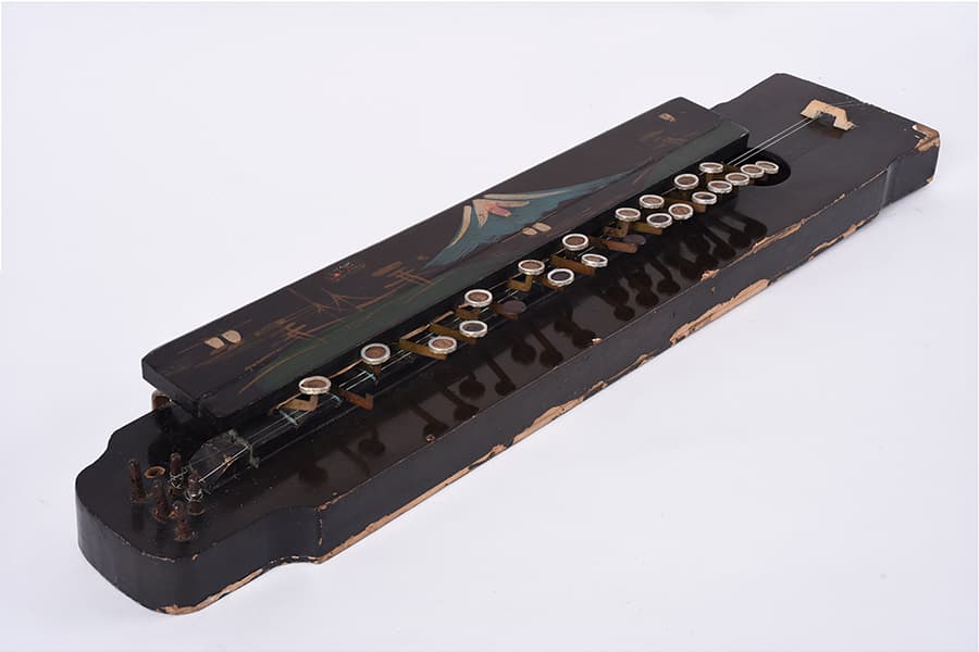 <a href="/assets/59260f06-23f4-4e9a-8dec-1dd875ff02b8/6-dsc9802n.jpg"><strong>A bul-bul-tara or Nagoya Harp from the collection of Shri Retnam</strong></a><br>
1940s&ndash;1980s, Singapore/Malaya<br>
Wood, Strings<br>
<em>Gift of Mr Ghanavenothan Retnam, Collection of Indian Heritage Centre</em>