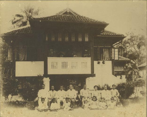 <a class="bold" href="/assets/6d182d26-1e7d-467a-8988-5bafe40ce7ee/xbu94vj.JPG" target="_blank">
A photograph of the Ramasamy Suppiah family at Suppiah Villa in the Upper Serangoon area
</a>