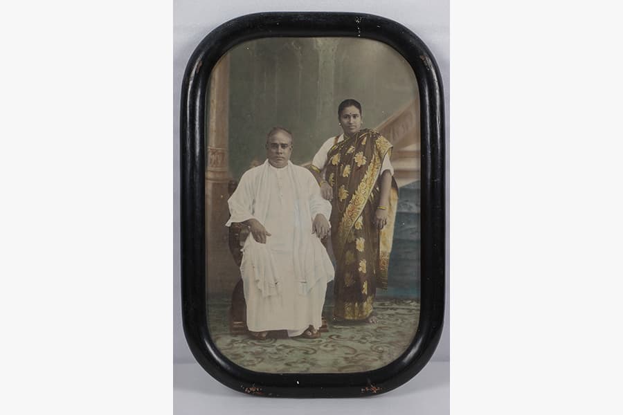 <a href="/assets/78959c15-37a8-4cf9-b2a3-c26e97ba8bbb/3-b427.jpg"><strong>P Govindasamy Pillai and Pakkiri Ammal</strong></a><br>
1930s, Singapore<br>
Paper, Wood, Glass<br>
<em>Collection of Mr PGP Ramakrishnan</em>