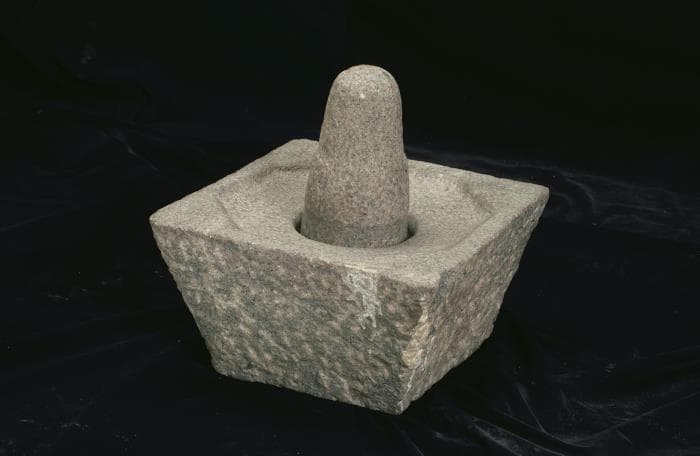 <strong>Mortar &amp; pestle</strong><br>
Z-0284<br>
Undated<br>
Collection of National Museum of Singapore, National Heritage Board