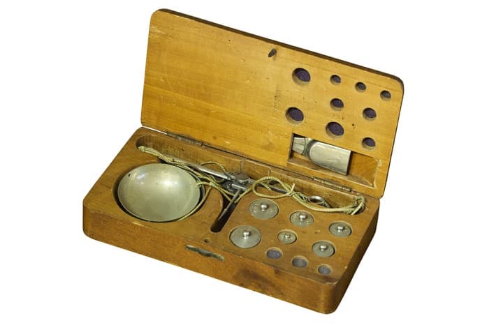 <span>Set penimbang dan pemberat manual ini digunakan oleh On Cheong pada masa lalu untuk mengukur berlian.</span>
