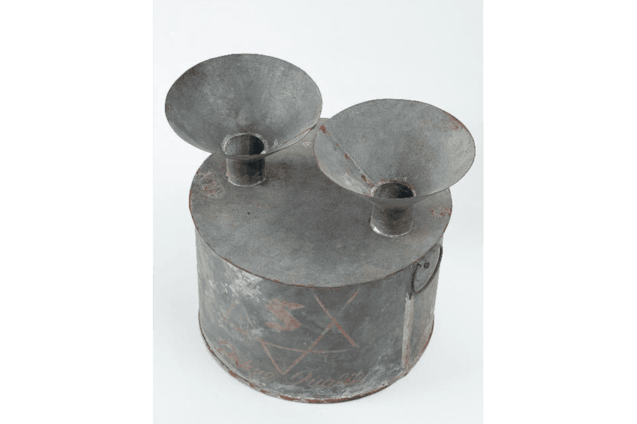 <a class="bold" href="/assets/ae019d47-bf97-450d-9c61-f082a6c83913/vi-a-putu-piring-steamer.jpg" target="_blank">
A <i>putu piring</i> steamer
</a>