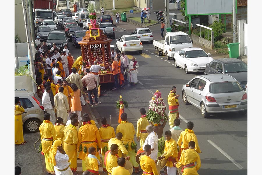 <a href="/assets/c8a0d6fe-42f4-439e-9a1c-a53a7ccf51e4/5-reunion-2.jpg"><strong>Indians participating in a Hindu religious procession in the R&eacute;union Islands</strong></a><br>
<em>Courtesy of mwanasimba via Wikimedia Commons</em>