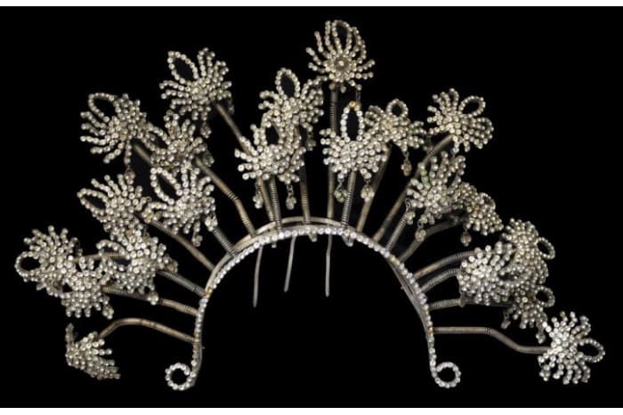 <span><a href="/assets/7e7e26a4-c2ad-4010-b7c7-8a5b94450a16/Bridal Headdress.jpg">Bridal headdress with <em>entremble</em> diamante filaments</a></span>