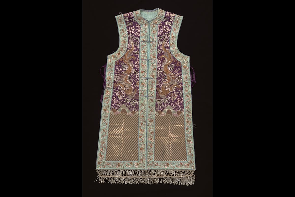 <strong><a href="/assets/809e4539-aa88-4c10-9149-07a7517d1379/bridal-vest-2007-56622-001.jpg" target="_blank">Bridal vest</a></strong>
