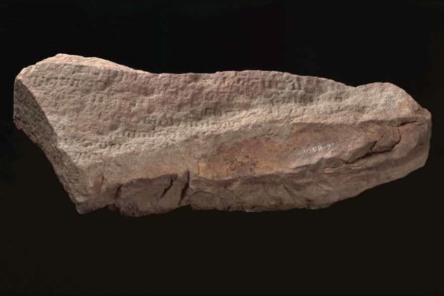 <strong><strong>Inscribed sandstone known as the "Singapore Stone", Singapore, 10th - 14th century.</strong><br>Collection of the National Museum of Singapore.</strong>