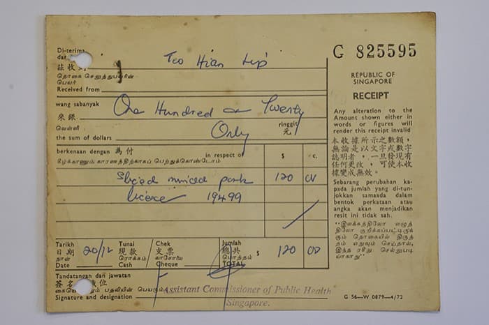 <span>Resit ini dikeluarkan pada tahun 1972 oleh pemerintah Singapura bagi permohonan lesen makanan Bee Cheng Hiang untuk mengendalikan cawangan di New Bridge Road.</span>