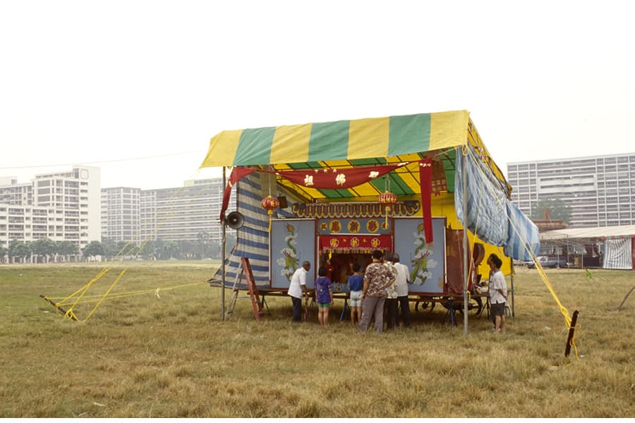 <a href="/assets/8dd6a790-9421-4e26-8913-5f9aba54473b/wakang005.jpg"><strong>At a performance by Chye Sin Hong String Puppet Troupe in Hougang, Singapore</strong></a><br>
1995<br>
<em>Courtesy of Ken Cheong</em>