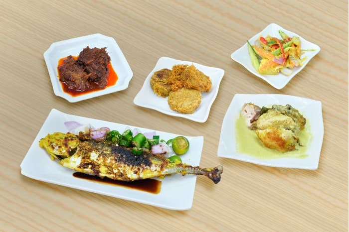 巴东式菜饭：仁当牛肉（左上角起，顺时针）、马铃薯饼、酸辣腌菜、烤鸡和烤鱼。