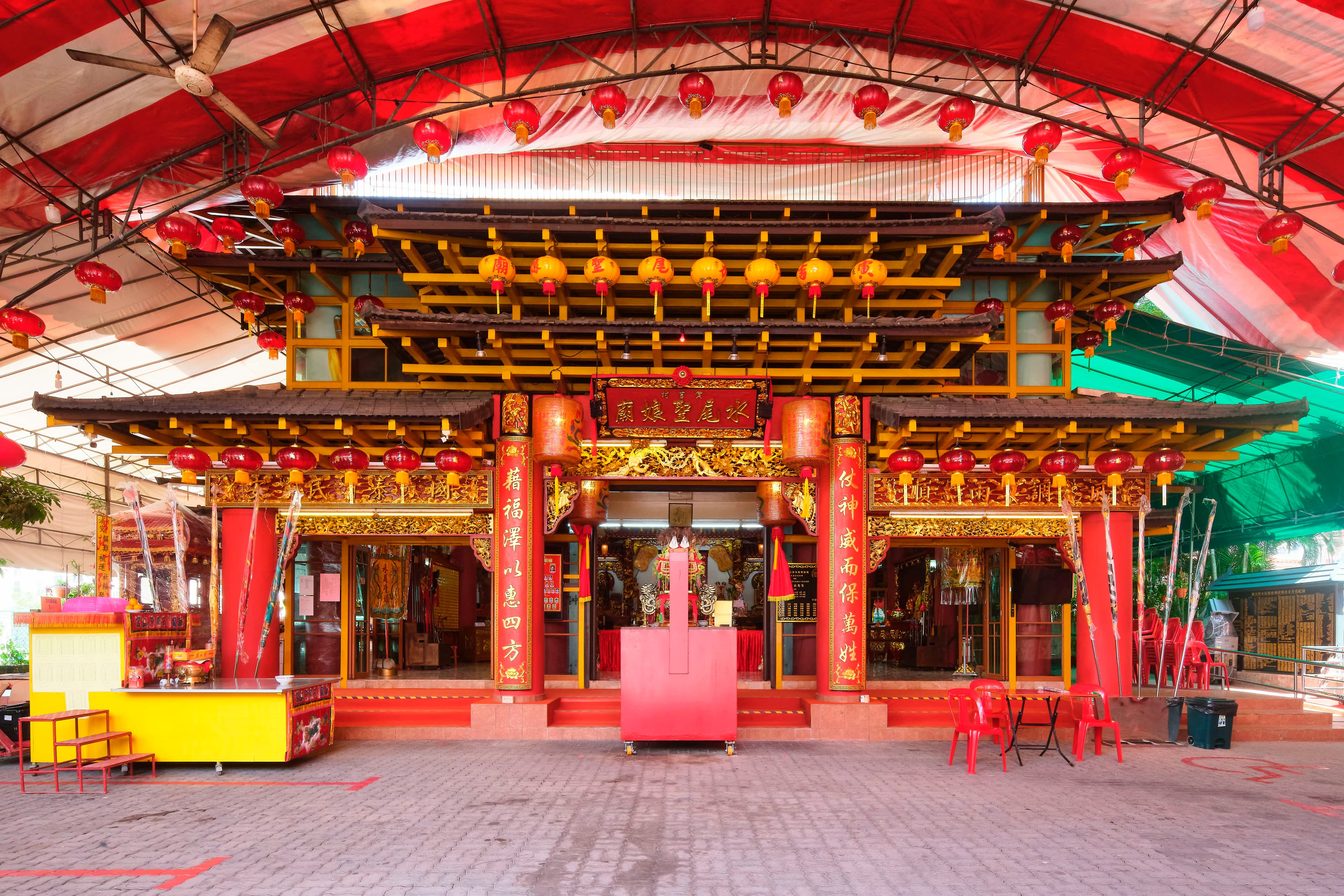 Founded in 1939, Yan Kit Village Chinese Temple enshrines Shui Wei Sheng Niang, 108 Brother Deities and other deities. The temple was established by residents of the former Yan Kit Village, which was located in the same area, and it continues to maintain longstanding connections with the Hainanese community while also welcoming worshippers from other communities.