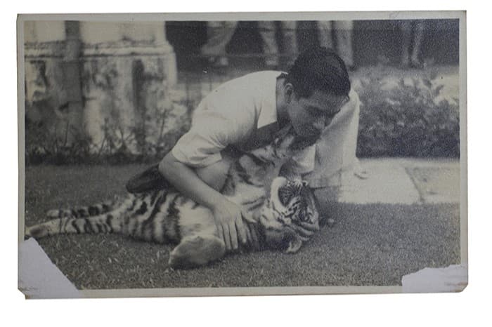 <span>Gambar ini, yang diambil antara tahun 1950-an-1960-an, menunjukkan Tong Seng Mun dan anak harimau peliharaannya, yang sering berehat di kedai itu untuk menghiburkan pelanggan.</span>