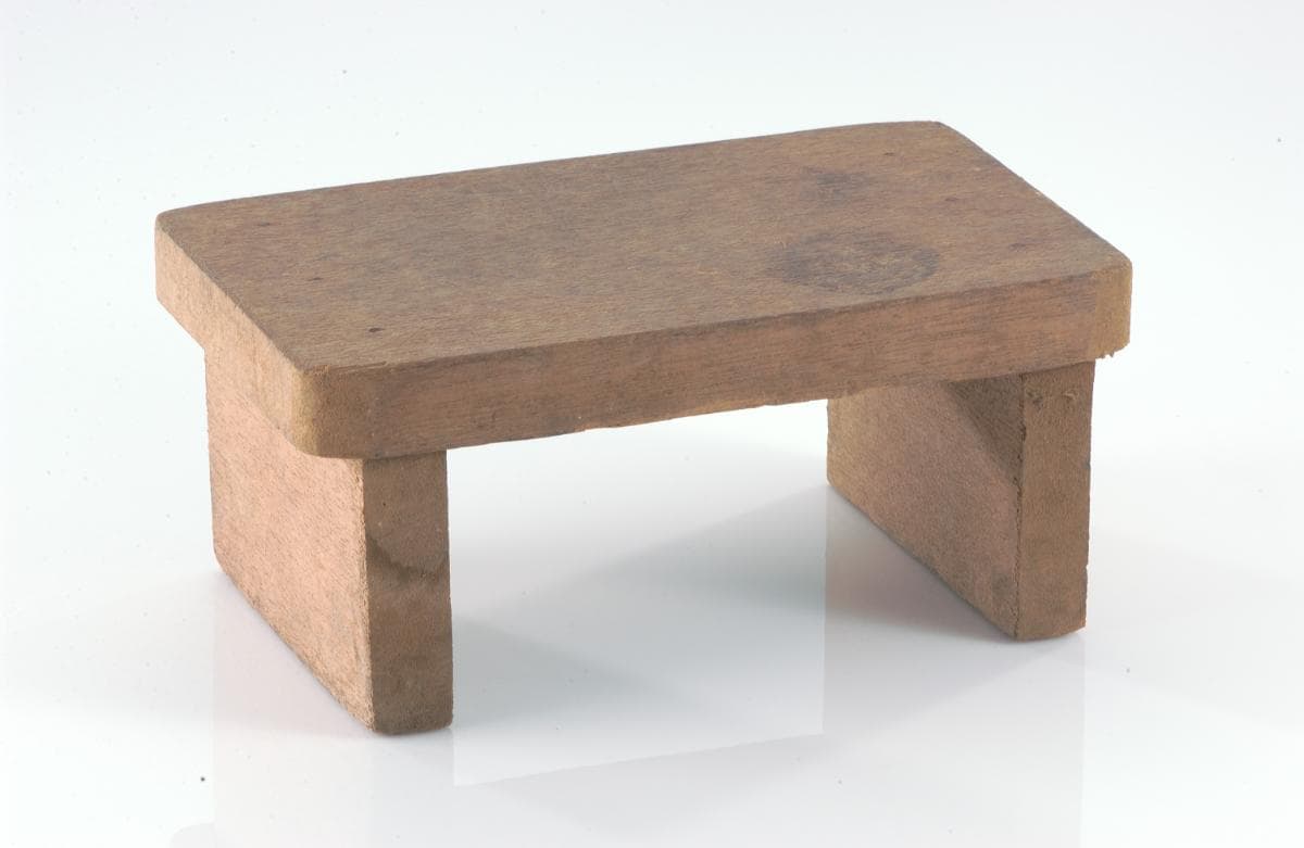 <strong><strong>Wooden stool</strong><br>
</strong>1960s<br>
1994-04318<br>
<em>Gift of Ang Yang Buay</em>