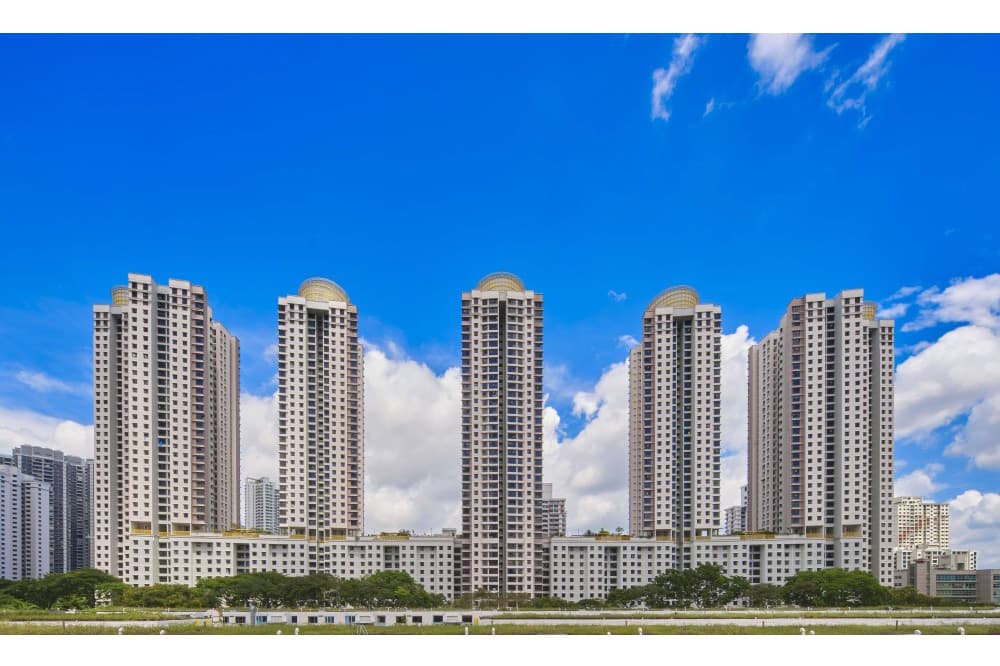 Central Horizon (Blocks 79A to 79E) was completed in 2003 and can be distinguished by the golden ‘crowns’ on each block.