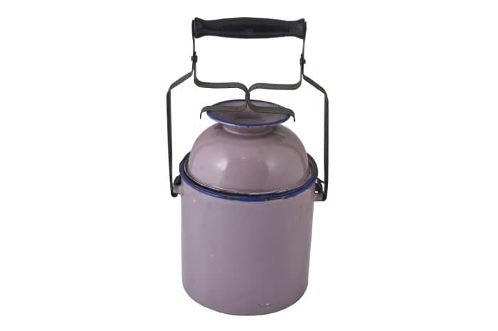 <p style="color: #000000; margin: 0in;"><span>Bekas tiffin ini digunakan oleh Lee Kim Choo untuk menyimpan minuman yang disediakannya untuk kakitangan beliau di 60 Joo Chiat Place.</span>