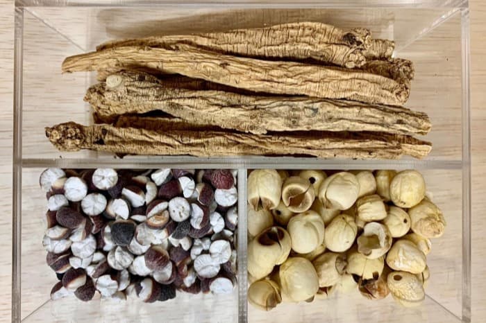 <span>(Mengikut arah jam dari atas) <em>dang shen</em> (codonopsis), <em>lian zi</em> (biji teratai) dan <em>qian shi</em> (biji euryale) lazimnya dipreskripsi dan dimakan untuk khasiat kesihatannya yang bermanfaat hari ini seperti yang dilakukan oleh pendatang Cina yang awal dahulu.</span>