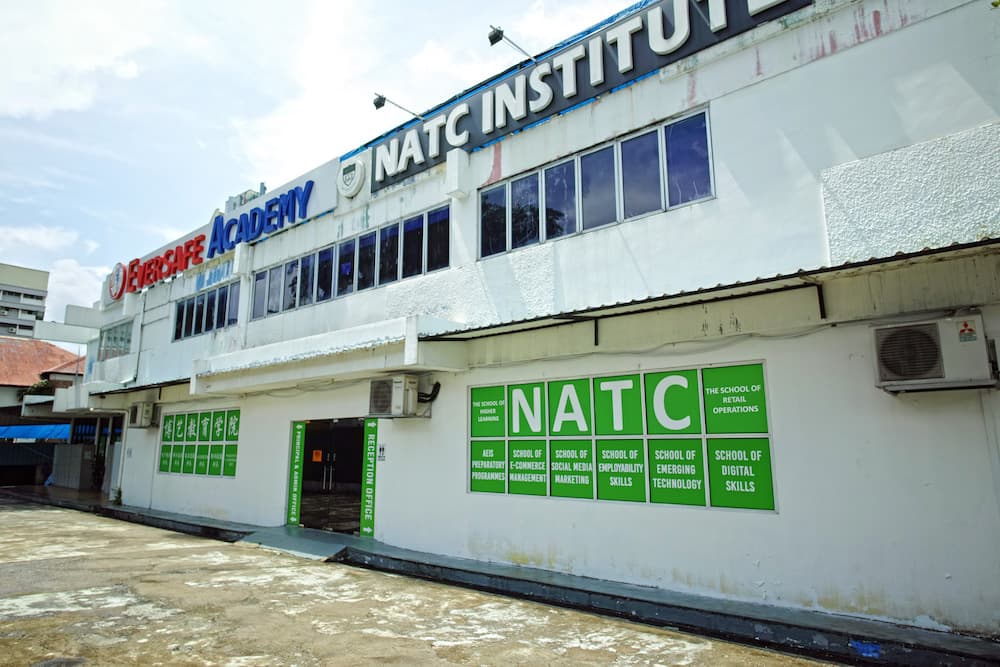 Formerly the home of Kampong Kapor Community Centre, the current modest white building at Kampong Kapor Road is a product of a community effort to replace the original site that was burnt down in March 1970.