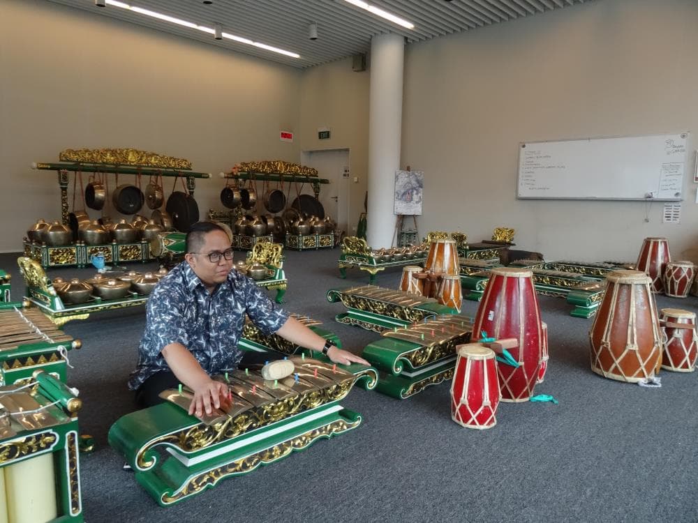Mr Faezan Redwan with the ensemble of gamelan instruments