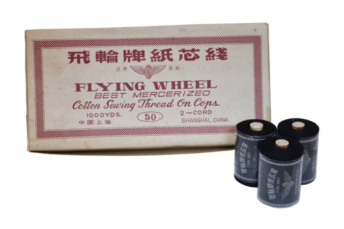 飞轮牌纸芯线是新兴泉记从中国进口的早期商品之一。飞轮牌以优良质量著称，一直是店里的畅销商品之一。