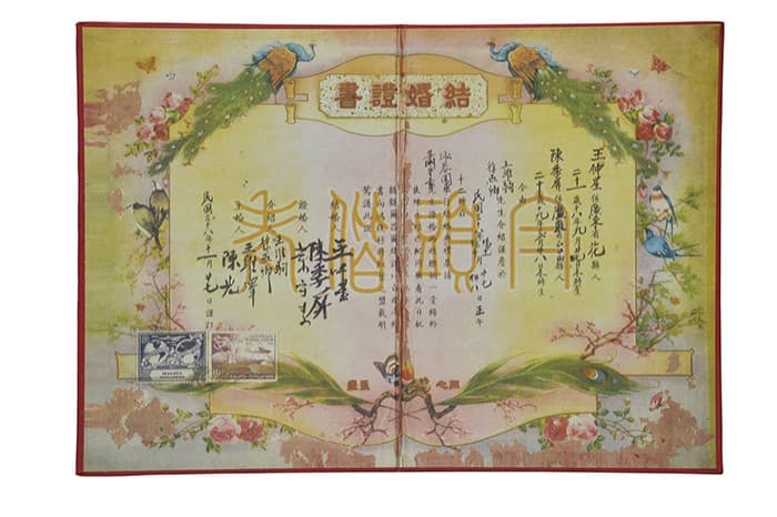 <span>Sijil perkahwinan yang ditandatangani di Wing Choon Yuen pada tahun 1949 ini mengandungi nama-nama mereka yang terlibat dalam sesebuah perkahwinan, termasuk nama tukang cari jodoh pasangan tersebut.</span>